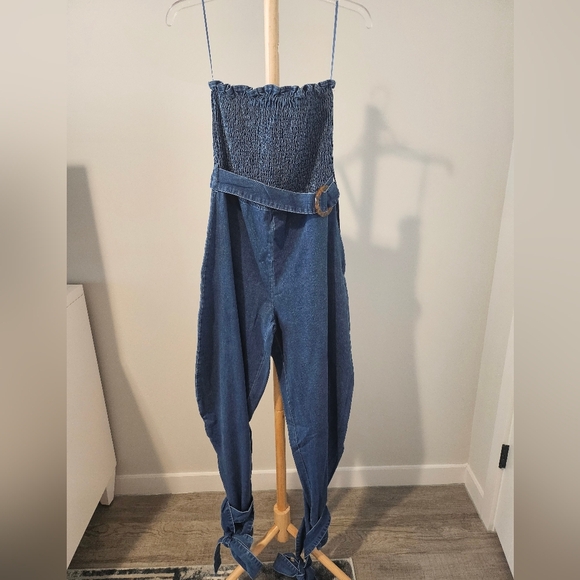 Fashion Nova High Rise Blue Jeans - Picture 6 of 7